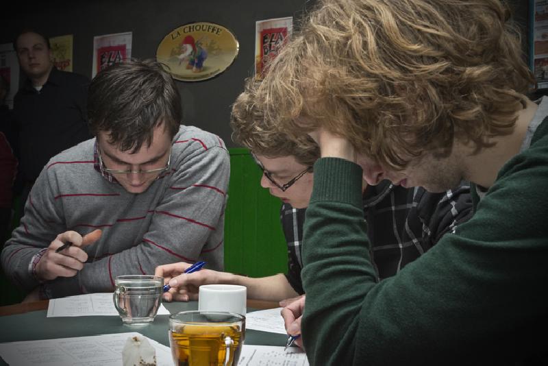 Overleg en diep in gedachten